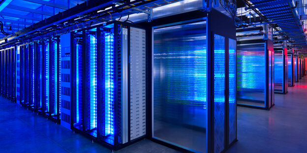 Ein blau beleuchteter Serverraum von Facebook