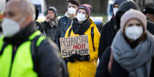 Protest mit Plakaten.