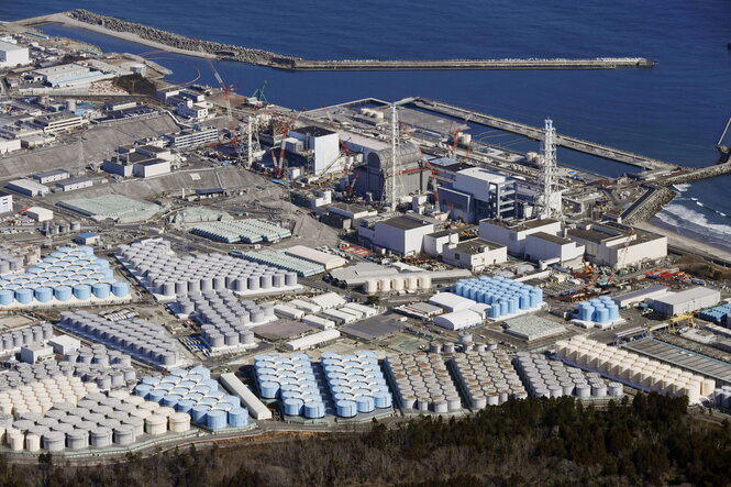 Die Unglücksreaktoren von Fukushima, umgeben von Lagertanks mit Kühlwasser