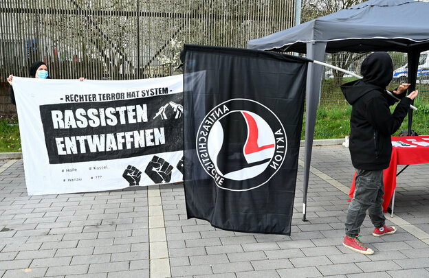 Protest mit Antifa-Flagge Protest mit Antifa-Flagge