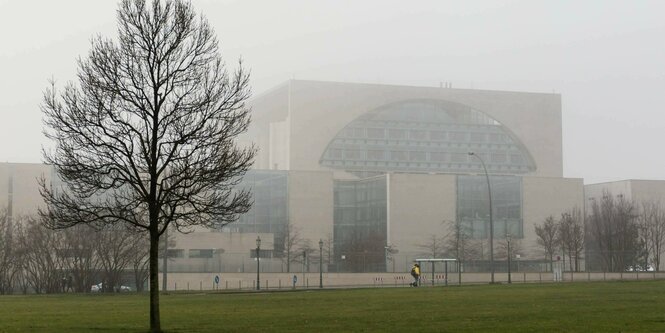 Bundeskanzleramt im Nebel.