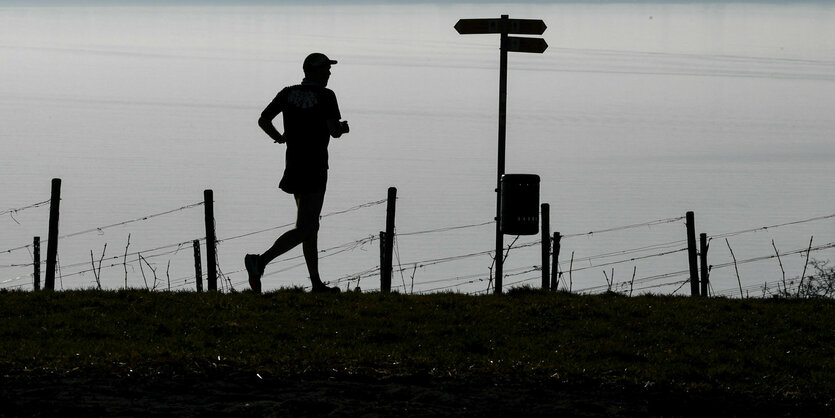 Jogger rennt allein überhalb des Bodensees