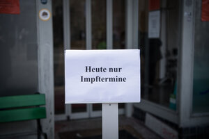 Ein Hinweisschild "Heute nur Impftermine" vor der Hausarztpraxis