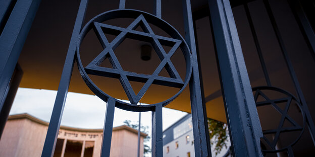 Ein Davidstern ist am Tor der Liberalen Jüdischen Gemeinde Hannover K.d.ö.R zu sehen.