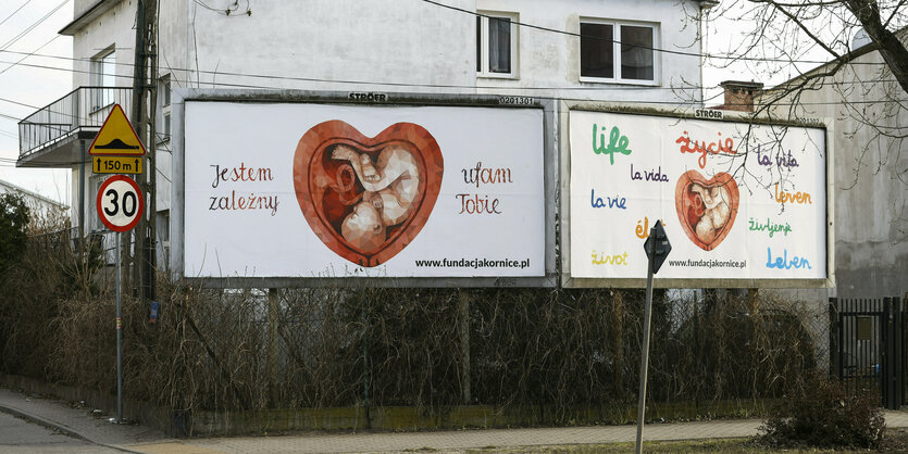 Plakate an einem Haus.