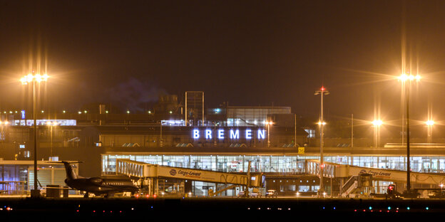 Der Flughafen Bremen bei Nacht vom Rollfeld aus fotografiert.