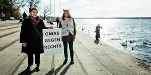 Fototermin am Tegeler See bei Sonnenschein: Renate Christians und Marion Geisler von den "Omas gegen Rechts" lachen in die Kamera