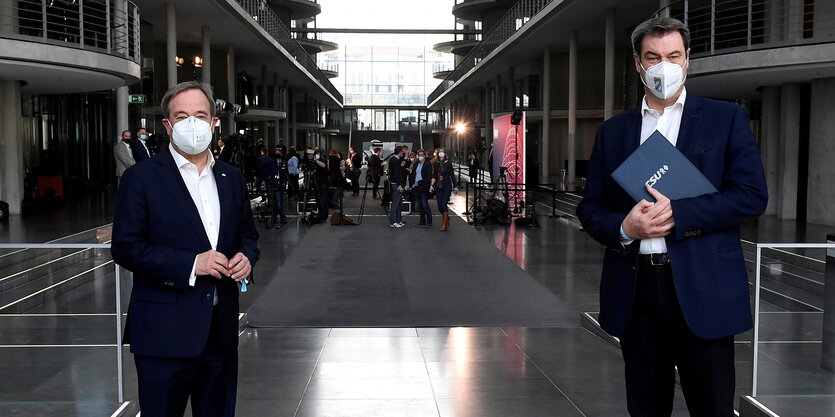 Laschet und Söder mit Masken im Bundestag.