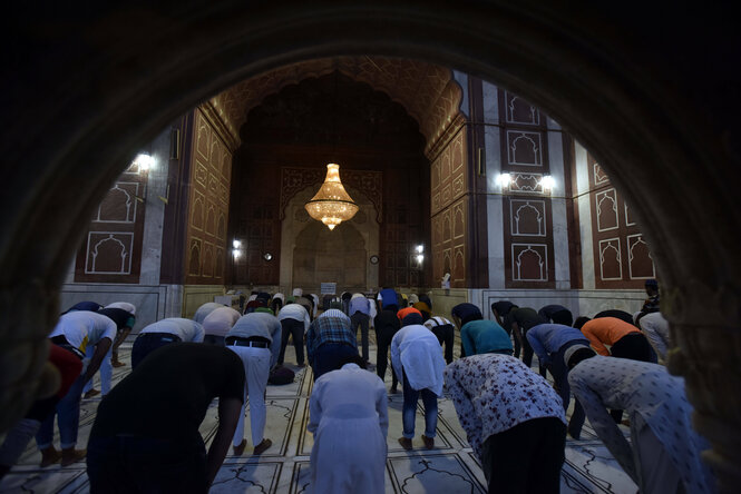 Menschen beten in einer Moschee.