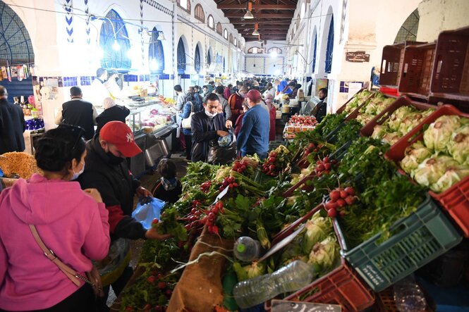 Menschen auf einem Markt.