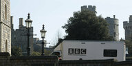 Ein BBC Übertragungswagen vor Schloss Windsor - Prinz Philip wird am Samstag im Schloss Windsor beigesetzt