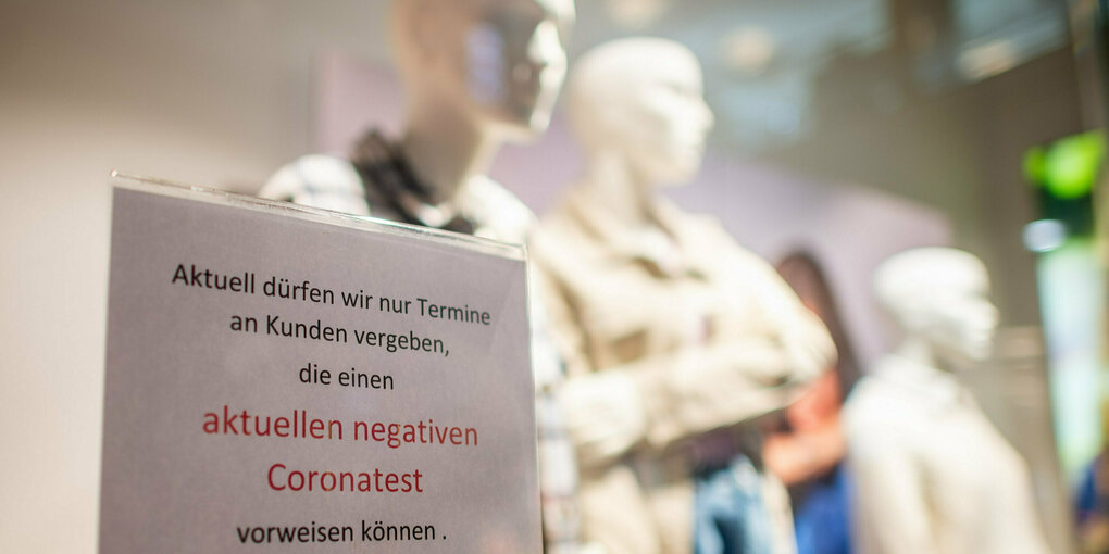 Schild im Schaufenster: nur Termine für Menschen mit aktuellem Corona-Test