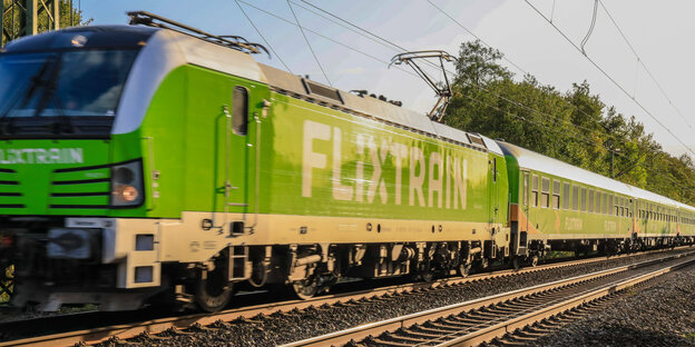 Ein Zug mit der Aufschrift Flixtrain.