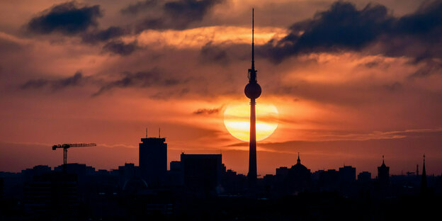 Der Berliner Fernsehturm im Sonnenuntergang.