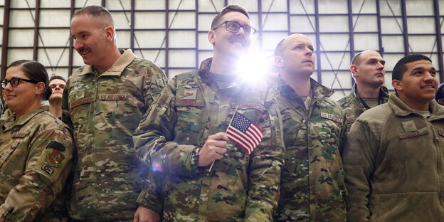 US-Soldaten mit einer US-Fahne.