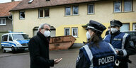 Der Innenminister aus Thüringen spricht mit zwei PolizistInnen
