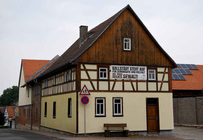 Ein Fachwerkhaus mit einem Banner: „­Ballstädt steht auf für Demokratie und Vielfalt und gegen rechte Gewalt“