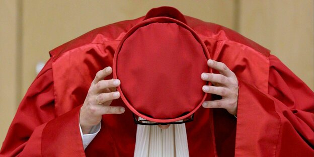 Kopfbedeckung eines Richters am Verfassungsgericht.