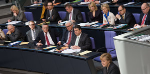 Bundeskanzlerin Merkel und Kabinett im Bundestag