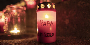 Rotes Trauerlicht mit der Aufschrift Papa