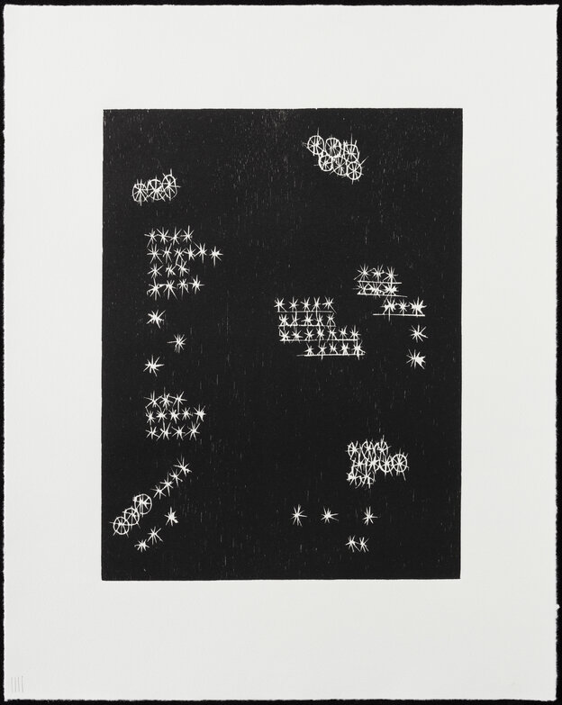 Ein abstrakter Holzschnitt der Künstlerin Ester Fleckner zeigt eingeritzte Striche, die an Sterne erinnern