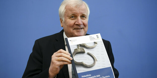Horst Seehofer bei der Pressekonferenz zur neuen Kriminalstatistik