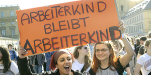 Schüler und Studentendemonstration gegen die Einführung von Studiengeld in München - sie haben ein Schild dabei, auf dem steht: "Arbeiterkind bleibt Arbeiterkind"