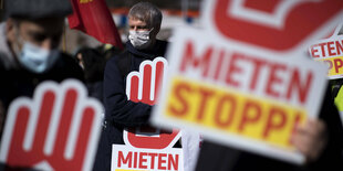 Demonstranten mit Schildern Mieten Stopp!