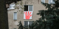 Transparent mit roter Hand gegen den Verkauf von Haeusern und Wohnungen am Wildenbruchplatz in Berlin Neukoelln