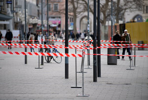 Passanten gehen durch die Fußgängerzone in der Innenstadt.