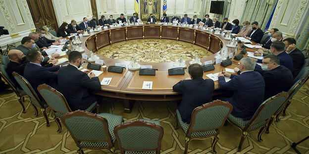 Mitglieder des Nationalen Sicherheitsrats in Kiew beraten am runden Tisch