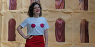 Pauline Curnier Jardin steht in einem T-Shirt mit roten Kreisen auf den Brüsten vor ihrer Installation im Hamburger Bahnhof