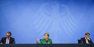 Bundeskanzlerin Angela Merkel (M, CDU), Berlins RegierenderBürgermeister Michael Müller (SPD) und Bayerns Ministerpräsident Markus Söder (CSU) nehmen an einer Pressekonferenz im Kanzleramt nach den Beratungen von Bund und Ländern teil