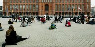 Vor dem Roten Rathaus sitzen mit Abstand Studierende: das Seminar unter freiem Himmel ist philosophischer Diskurs und Protest zugleich