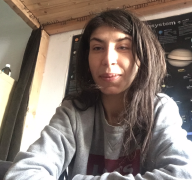 Eine junge Frau im Homeoffice vor ihrem Bildschirm: Lateinamerika-Studentin Carla Venneri aus Berlin Eine junge Frau im Homeoffice vor ihrem Bildschirm: Lateinamerika-Studentin Carla Venneri aus Berlin