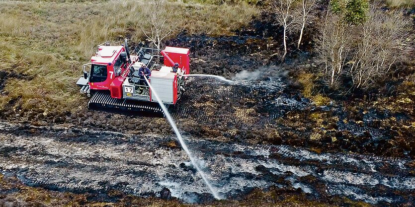 Eine Löschraupe im Einsatz im Moor bei Meppen