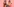 Die Musikerinnen von 24/7 Diva Heaven posen vor einer rosa Wand