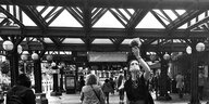 Eine Frau steht am Hamburger Hauptbahnhof und hält ein Mikrofon in die Luft.