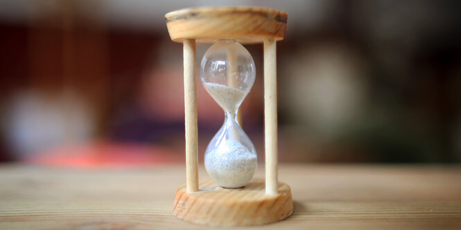 Eine Sanduhr auf Holz