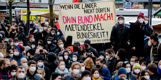 Viele Menschen dicht gedrängt auf einer Demonstration