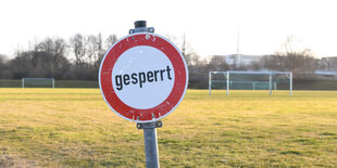 Gesperrtschild auf Bolzplatz