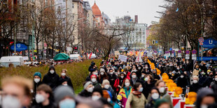 Tausende Menschen demonstrieren auf dem Kottbusser Damm nach dem Bundesverfassungsgerichtsurteil gegen den Mietendeckel