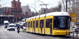 Eine Straßenbahn der Linie M10 fährt auf der Warschauer Brücke im Bezirk Friedrichshain zum Endhaltepunkt. Jetzt ist klar, dass die Strecke nach Neukölln verlängert wird – und durch den Görlitzer Park gehen soll