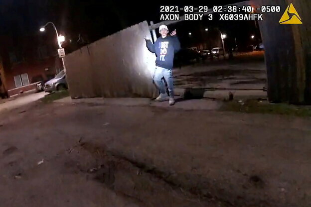 Screenshot eines Polizeivideos, dass einen Jungen zeigt, der die Arme hebt. Screenshot eines Polizeivideos, dass einen Jungen zeigt, der die Arme hebt.