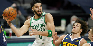 Basketballer Jayson Tatum von den Boston Celtics führt den Ball.