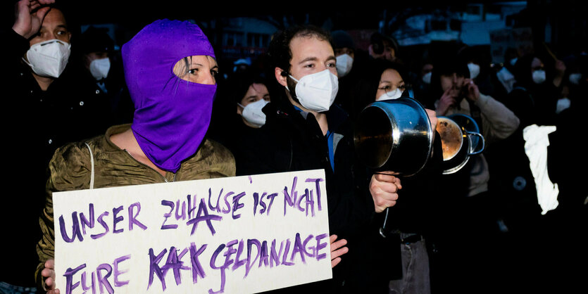 DemonstrantInnen mit Schildern und Töpfen.