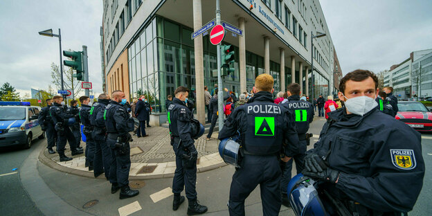 Polizisten umstellen in der Sonnemannstraße eine Gruppe von «Querdenkern».