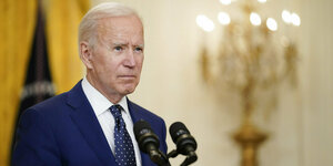US-Präsident Joe Biden steht an einem Redepult mit Mikro