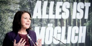 Das Foto zeigt die Vorsitzende der Grünen. Annalena Baerbock, bei ihrer Rede beim Parteitag der brandenburgischen Grünen.