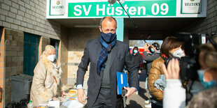 Friedrich Merz (CDU), ehemaliger Vorsitzender der Unions-Fraktion im Bundestag, betritt das Stadion Große Wiese.